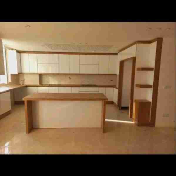 کابینت سفید معمولی با طلایی های گلاس